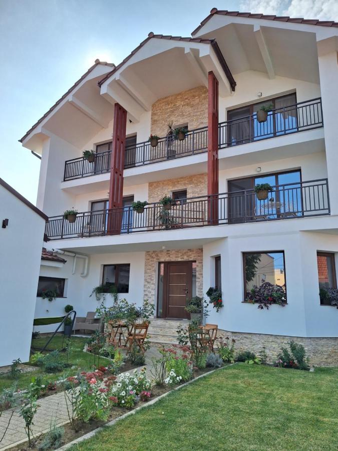 Trend Bed & Breakfast Arad Bagian luar foto